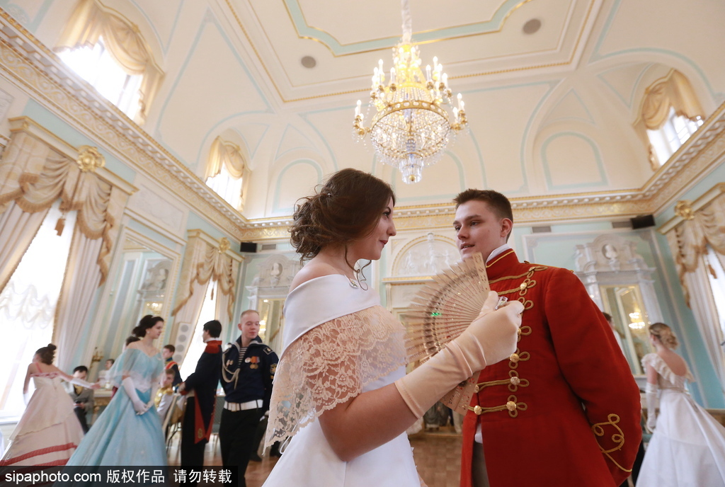 俄羅斯舉辦復古舞會 俊男美女顏值高