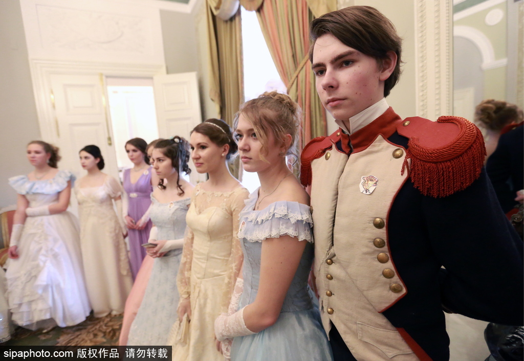 俄羅斯舉辦復古舞會 俊男美女顏值高