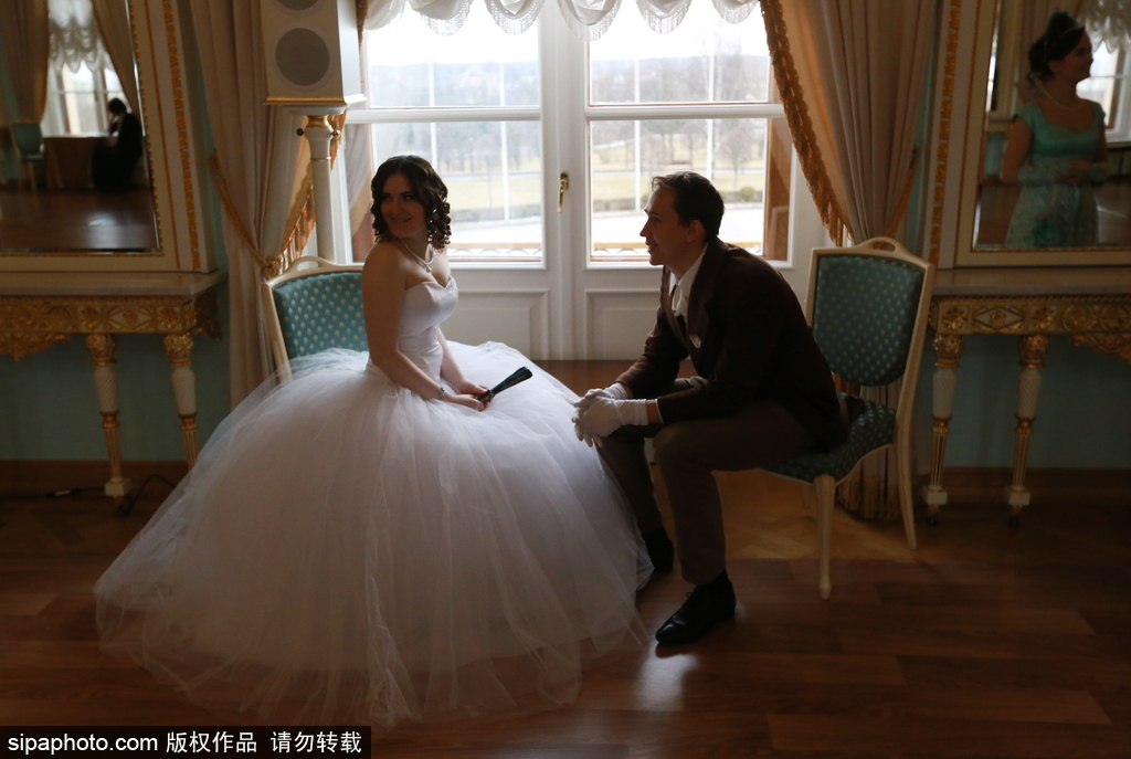 俄羅斯舉辦復古舞會 俊男美女顏值高