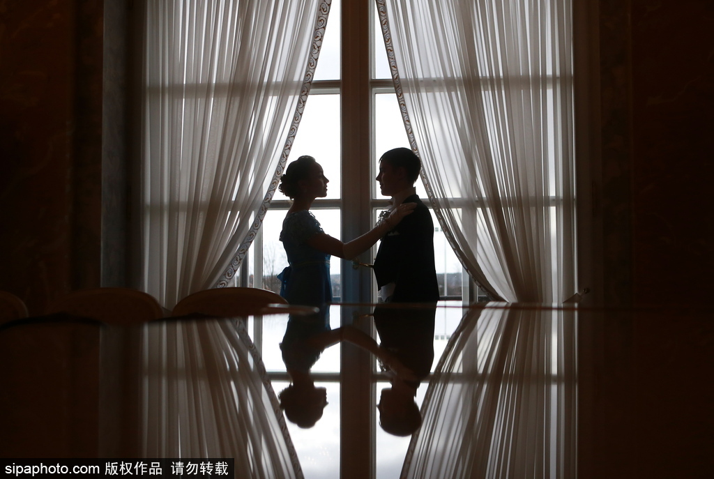 俄羅斯舉辦復(fù)古舞會 俊男美女顏值高