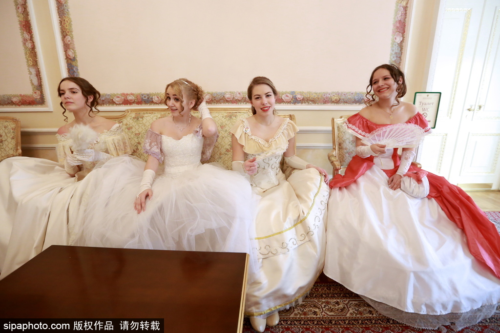 俄羅斯舉辦復古舞會 俊男美女顏值高