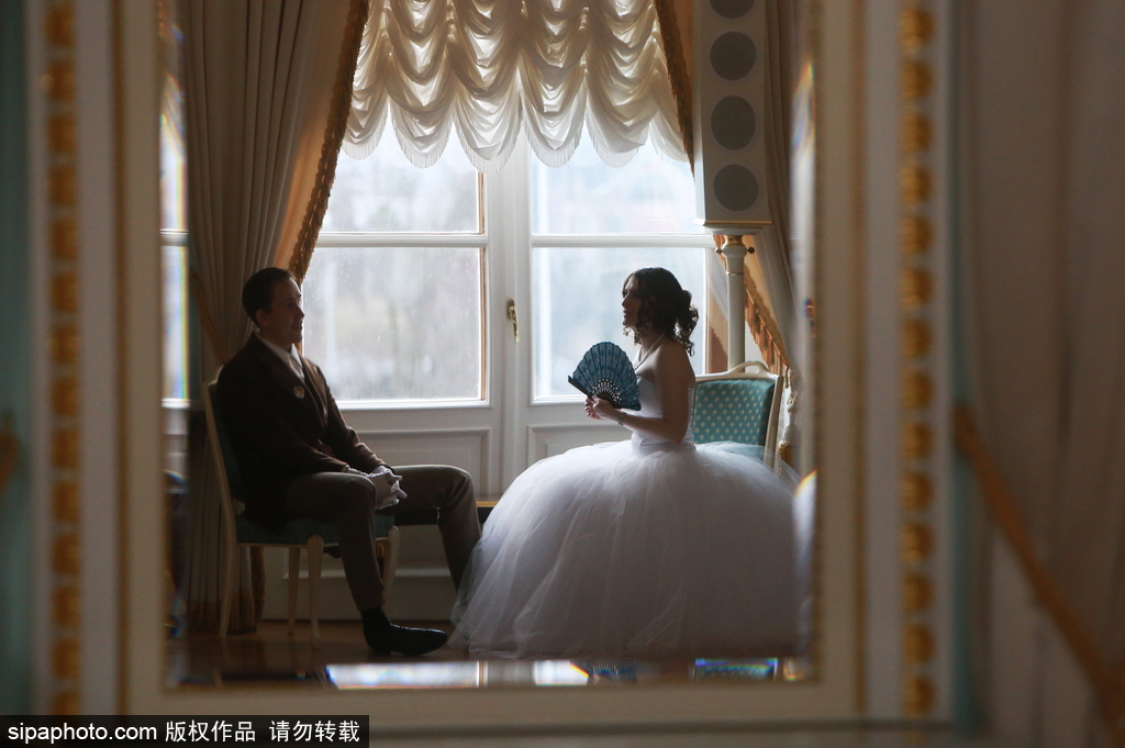 俄羅斯舉辦復古舞會 俊男美女顏值高