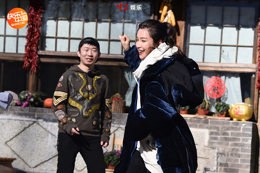 《向往的生活》李冰冰何炅鄉(xiāng)村尬舞活力十足 楊迪上場畫風(fēng)跑偏