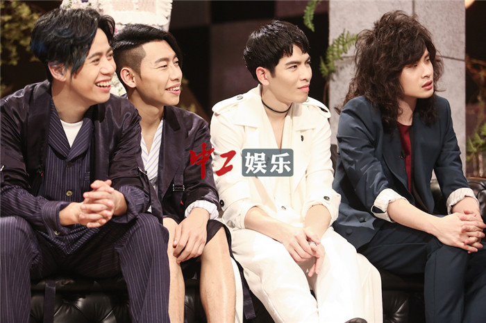 《歌手》獅子合唱團玩轉“黑白配” 粉絲直呼蕭敬騰“團寵”