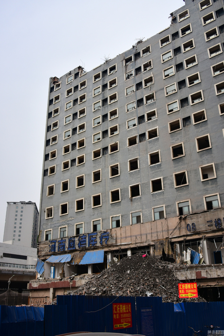 鄭州兩臺(tái)挖掘機(jī)“爬”上樓頂趕工期