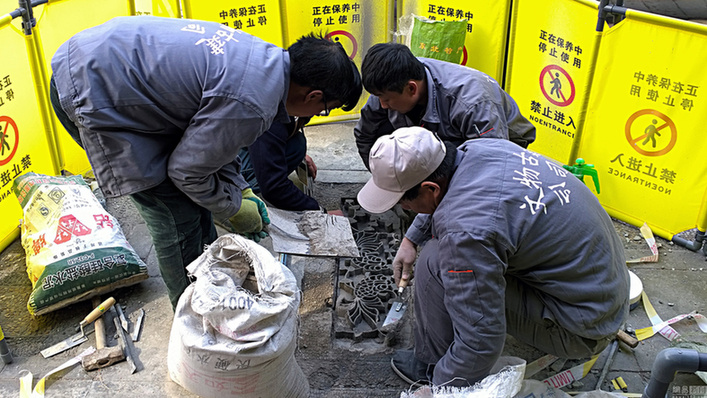 故宮文物修繕工匠開工修復(fù)御花園地面
