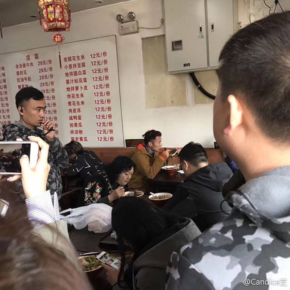 網友曝謝霆鋒北京小店吃鹵煮 和旁桌大媽聊嗨了
