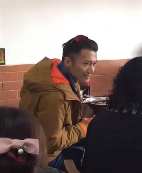 網(wǎng)友曝謝霆鋒北京小店吃鹵煮 和旁桌大媽聊嗨了