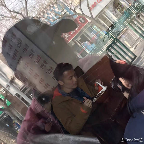 網(wǎng)友曝謝霆鋒北京小店吃鹵煮 和旁桌大媽聊嗨了