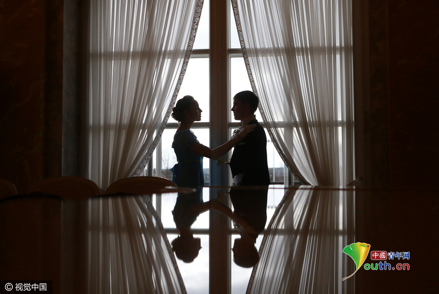 圣彼得堡舉辦復(fù)古舞會(huì) 帥哥美女“穿越”19世紀(jì)