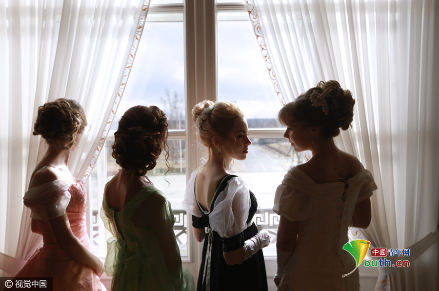 圣彼得堡舉辦復(fù)古舞會(huì) 帥哥美女“穿越”19世紀(jì)