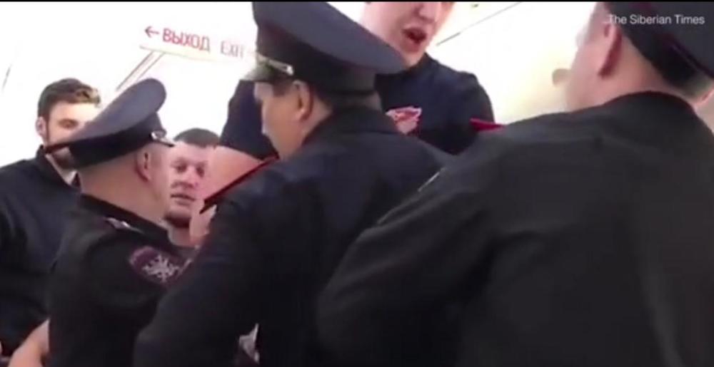 有大長腿是我錯咯？俄2.13米男子因長腿被趕下飛機