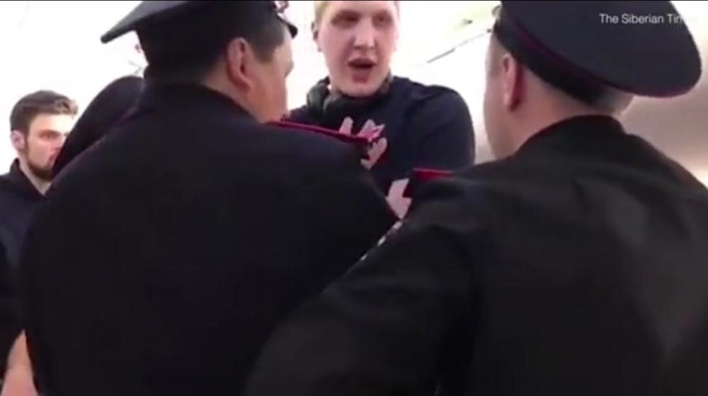 有大長(zhǎng)腿是我錯(cuò)咯？俄2.13米男子因長(zhǎng)腿被趕下飛機(jī)