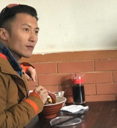 春游的節奏？謝霆鋒北京吃鹵煮炸醬面逛胡同