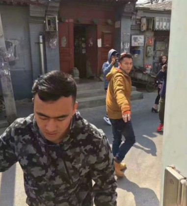 春游的節(jié)奏？謝霆鋒北京吃鹵煮炸醬面逛胡同