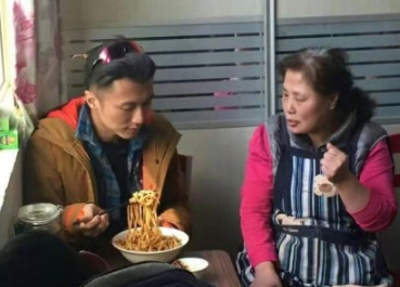 春游的節(jié)奏？謝霆鋒北京吃鹵煮炸醬面逛胡同