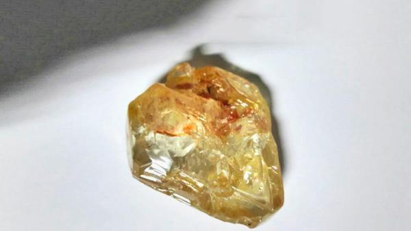 非洲牧師發(fā)現(xiàn)超大鉆石捐國(guó)家 售價(jià)或超4億（圖）