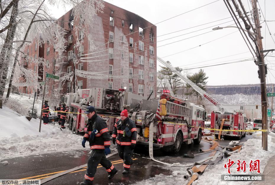冰火兩重天 美國紐約一公寓著火后掛滿冰柱