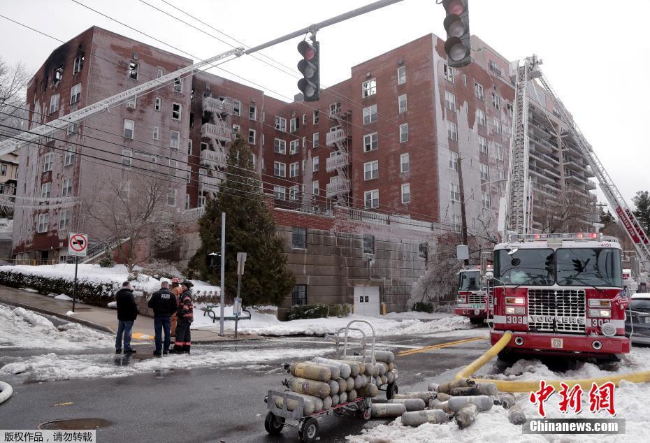 冰火兩重天 美國紐約一公寓著火后掛滿冰柱