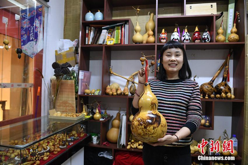 “80后”女孩3年創作5000余葫蘆烙畫工藝品