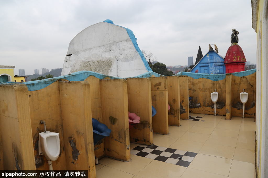 重慶：各式奇葩廁所集中亮相 無(wú)性別、宮殿式、露天廁所吸睛