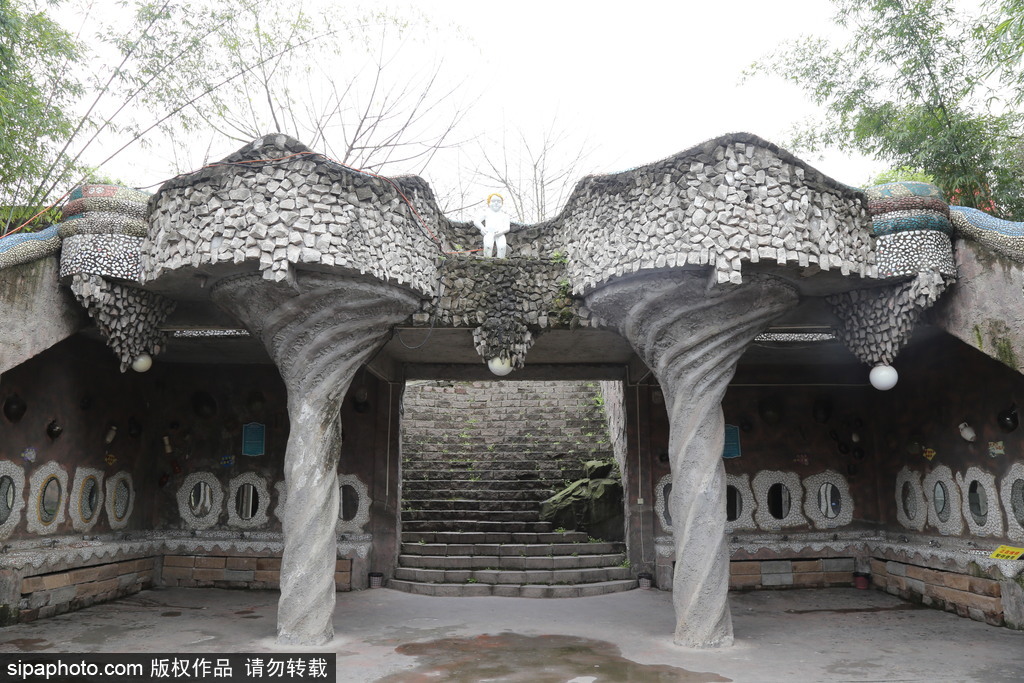 重慶：各式奇葩廁所集中亮相 無(wú)性別、宮殿式、露天廁所吸睛