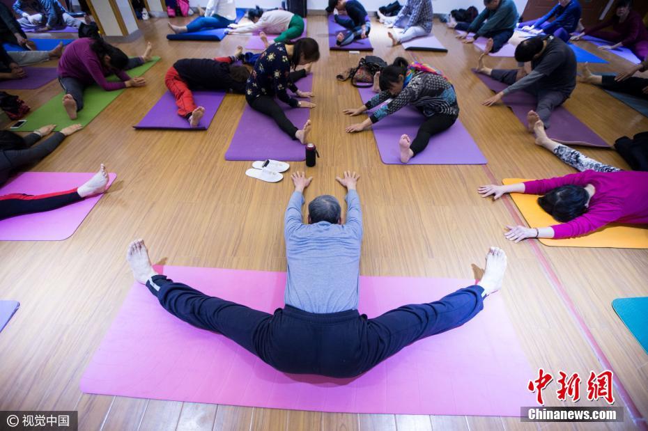 73歲“瑜伽爺爺”免費開班 收徒已兩年