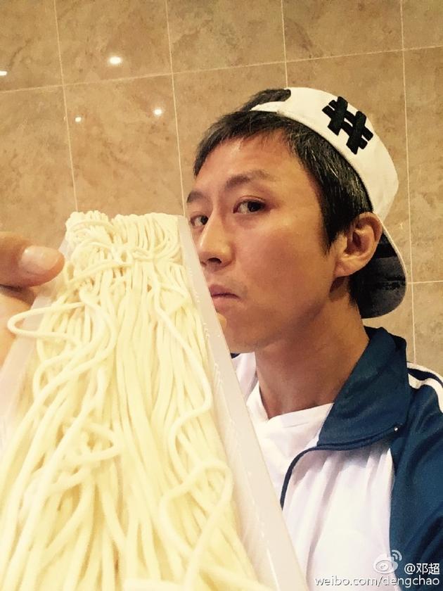 “賢惠”的男星：張杰為謝娜發(fā)聲 黃曉明減工陪baby