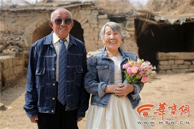 滿滿的都是愛！陜西米脂老夫妻耄耋之年拍婚紗照