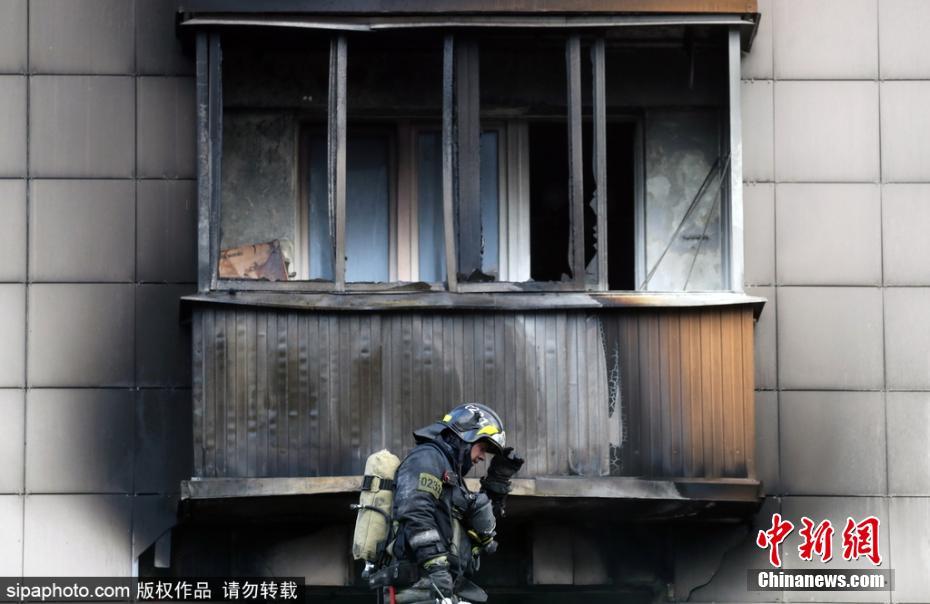 有愛！公寓樓天然氣爆炸 消防員救出被困小貓