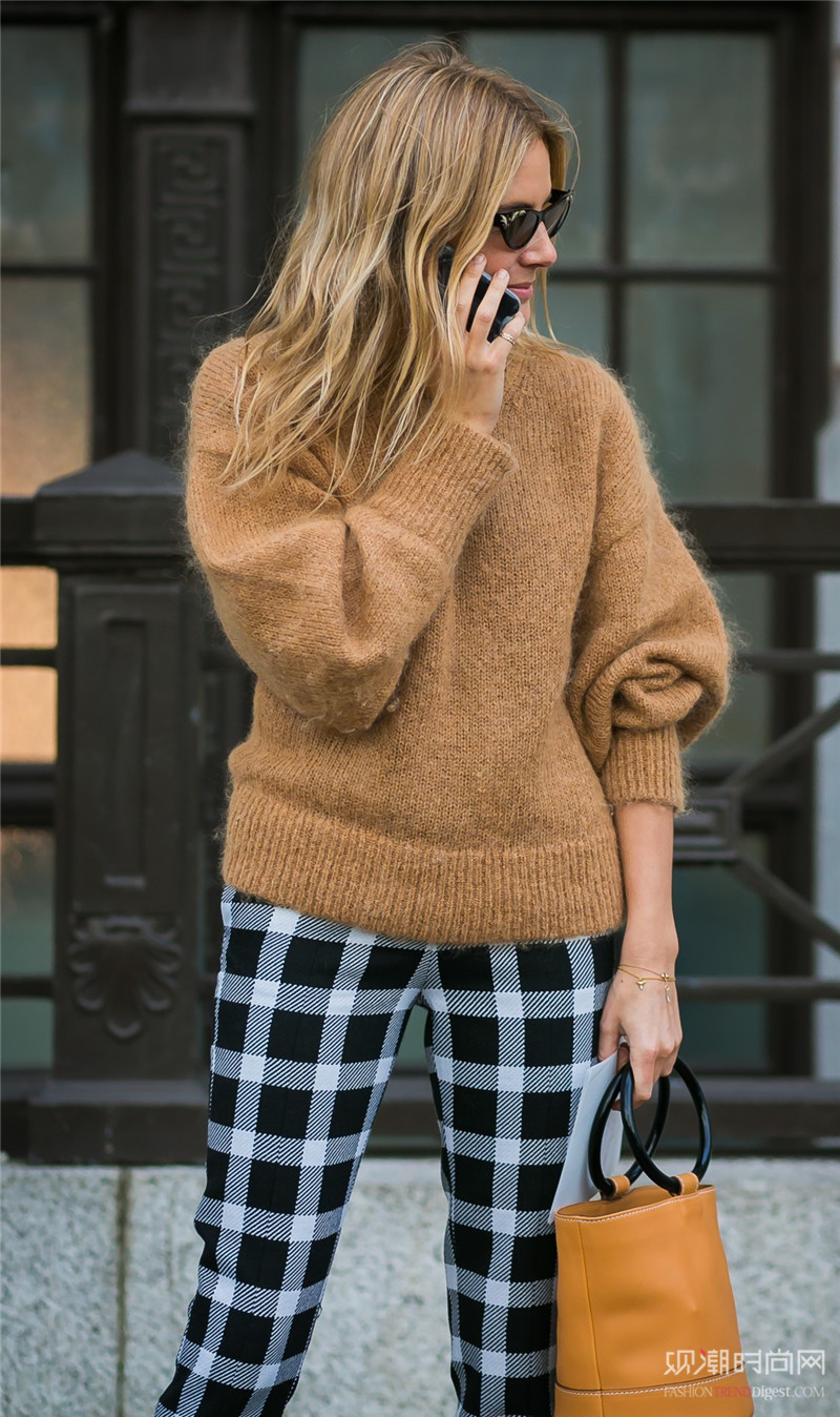 用一件毛衣輕松搞定春季時(shí)髦搭配
