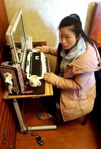 遭丈夫銬被逼網聊半年詐騙數十萬 丈夫：網友自愿的