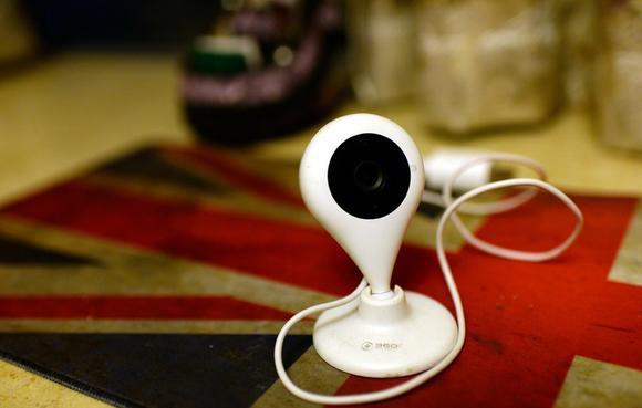 遭丈夫銬被逼網(wǎng)聊半年詐騙數(shù)十萬 丈夫：網(wǎng)友自愿的