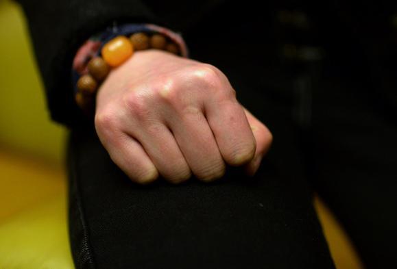 遭丈夫銬被逼網聊半年詐騙數十萬 丈夫：網友自愿的