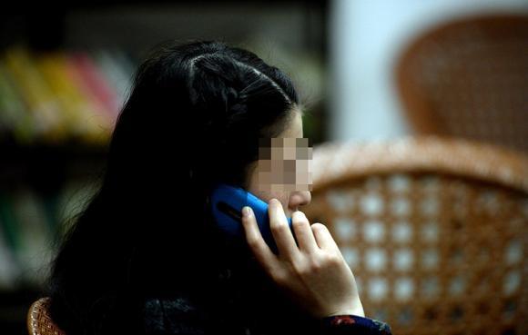 遭丈夫銬被逼網(wǎng)聊半年詐騙數(shù)十萬(wàn) 丈夫：網(wǎng)友自愿的