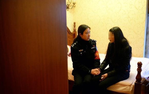 遭丈夫銬被逼網聊半年詐騙數十萬 丈夫：網友自愿的