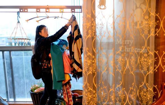 遭丈夫銬被逼網(wǎng)聊半年詐騙數(shù)十萬(wàn) 丈夫：網(wǎng)友自愿的