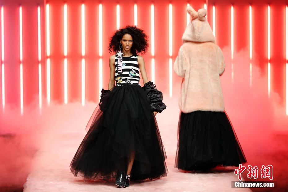 中國(guó)國(guó)際時(shí)裝周 迷幻秀場(chǎng)打造“時(shí)尚實(shí)驗(yàn)室”