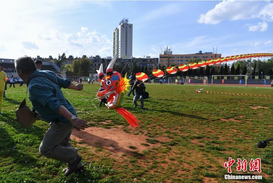 各類風(fēng)箏昆明藍(lán)天下“斗艷”
