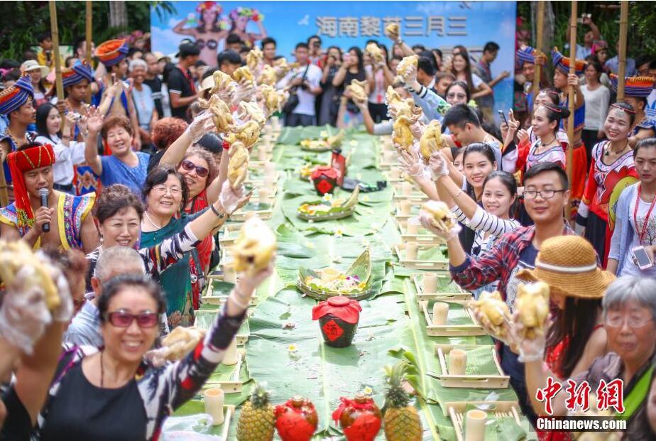 三亞一景區(qū)設“百雞宴” 游客狼吞虎咽比賽吃雞