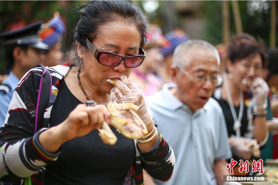 三亞一景區(qū)設(shè)“百雞宴” 游客狼吞虎咽比賽吃雞