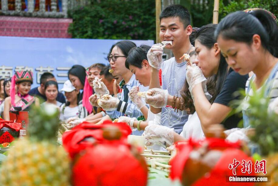 三亞一景區(qū)設(shè)“百雞宴” 游客狼吞虎咽比賽吃雞