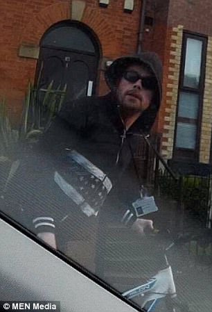 憤怒！因嫌占道他舉起自行車砸向汽車（圖）