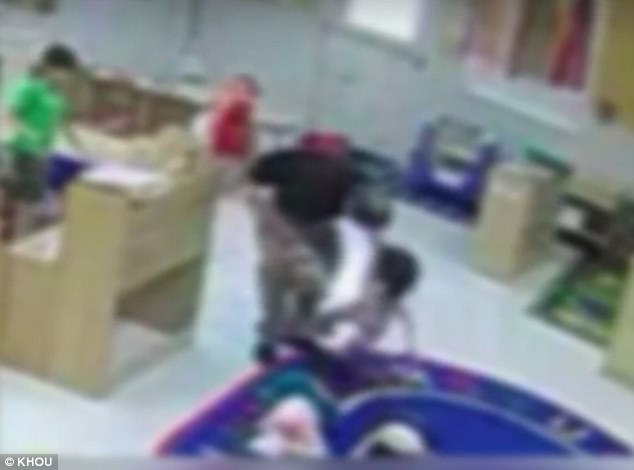 令人發指 幼兒園男老師居然這樣對孩子