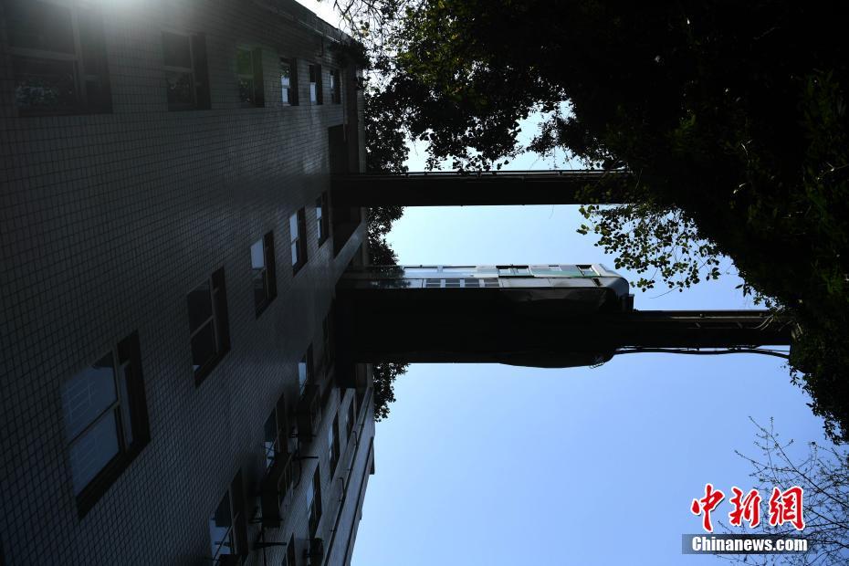 重慶輕軌穿樓而過成“網(wǎng)紅”