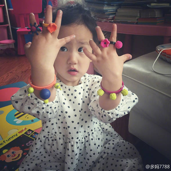 3歲就愛美！黃磊女兒多妹與小閨蜜結伴涂指甲油