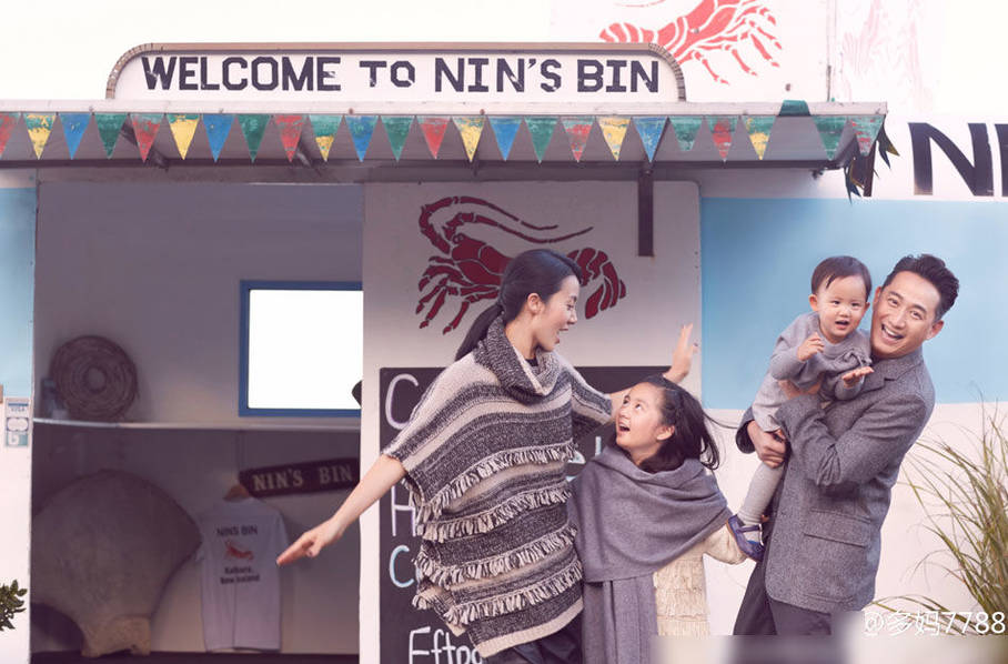 3歲就愛美！黃磊女兒多妹與小閨蜜結(jié)伴涂指甲油