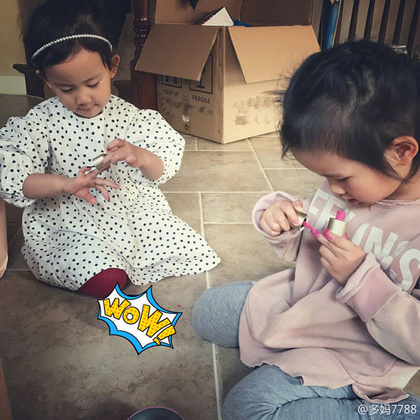 3歲就愛美！黃磊女兒多妹與小閨蜜結伴涂指甲油