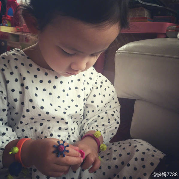 3歲就愛美！黃磊女兒多妹與小閨蜜結(jié)伴涂指甲油