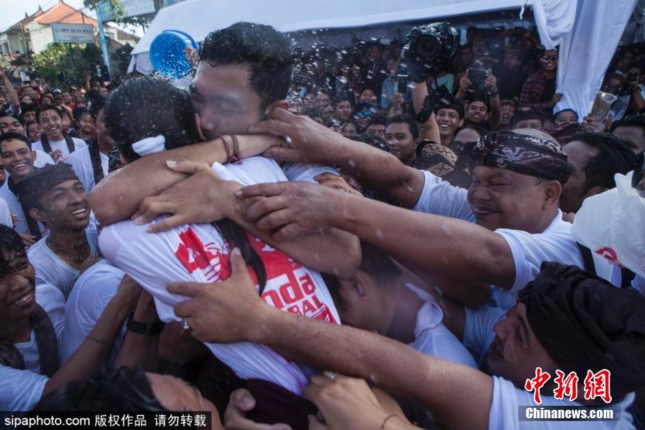 巴厘島慶祝接吻節(jié) 男女“濕吻”辣眼睛